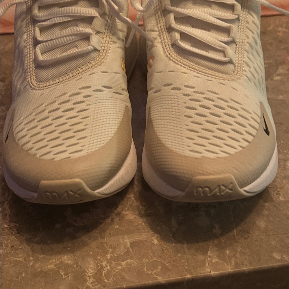 Woman’s Nike White and Gold Air270 Lightweight Sneakers size 7.5 - Picture 6 of 9
